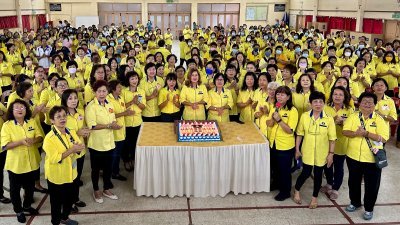 王赛之（前排左8）与马华霹雳州妇女组庆祝8月25日大马妇女组。