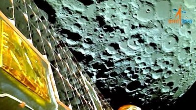 印度太空研究组织发布了登月探测器“月船3”号拍摄的首批近距离拍摄月球的照片。（图翻摄自ISRO网站）