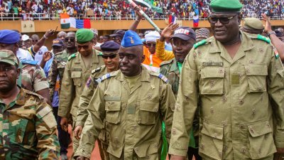 数千名尼日尔军方支持者周日在尼亚美一座体育场内集会，发动政变的尼日尔军事委员会成员现身向欢呼雀跃的群众致意。（图取自路透社）