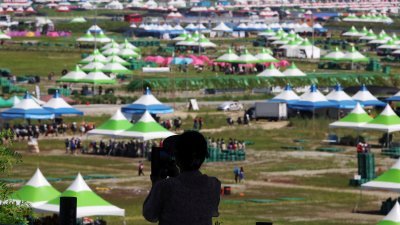 受台风“卡努”正在北上的影响，在韩国全罗北道扶安郡参加世界童军大露营的人员周二离营，前往首尔、京畿道等8个市道。（图取自路透社）