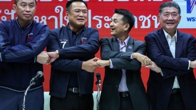 泰自豪党党魁阿努廷（左2）与为泰党党魁春拉南（右2）在周一宣布结盟的记者会后互相握手。（图取自路透社）