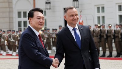 波兰总统杜达7月13日在位于华沙的总统府，欢迎到访的韩国总统尹锡悦。（图取自路透社）