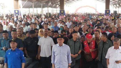 安华（前排中）出席在霹雳巴里文打举办的霹雳州昌明农业触动活动，并表明政府继续给予胶农援助。