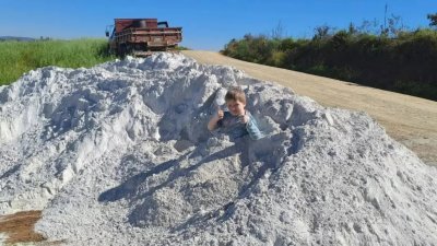 7岁的亚瑟跳入石灰石粉末堆中玩耍，还竖起大拇指拍照，没想到却成了他的最后一张照片。（图取自网络）