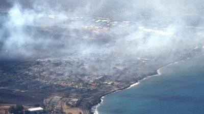 美国夏威夷旅游天堂拉海纳的野火燃烧时升起的浓烟。(图取自法新社)