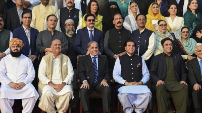 巴基斯坦总理夏巴兹（前排左3）周三在伊斯兰堡议会大厦外与国民议会议员合影。（图取自法新社）