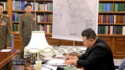 朝鲜劳动党第8届中央军事委员会第7次扩大会议周三在中央党部大楼举行，最高领导人金正恩签署重要命令。（图取自朝中社/路透社）