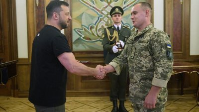 乌克兰总统泽连斯基在周二的乌克兰通信部队日向军人颁奖。（图取自乌克兰总统新闻服务/法新社）