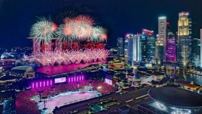 今年的新加坡国庆庆典表演在政府大厦前大草场举行，数以万计的公众聚集在滨海湾和五处邻里烟花燃放点，观赏烟花汇演。