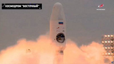 俄罗斯莫斯科时间周五凌晨2时10分57秒（大马时间周五上午7时10分57秒），一枚搭载无人月球探测器“月球-25”号和“护卫舰”助推剂的运载火箭“联盟-2.1b”号，从俄罗斯阿穆尔州的东方航天发射场发射升空。（图取自俄罗斯航天局/路透社）