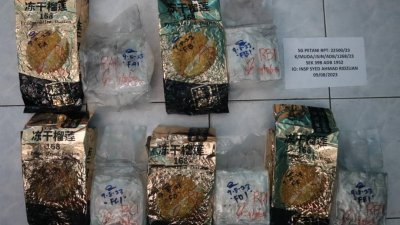 警方在行动中，起获5包价值16万8000令吉的冰毒。