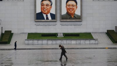 平壤一个广场上的朝鲜已故领导人父子金日成（左）和金正恩的肖像。（图取自路透社）