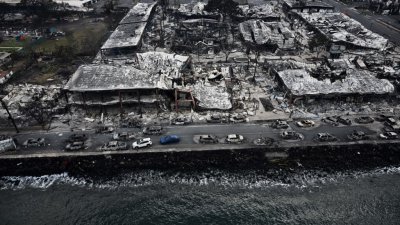 当地时间周四拍摄的航拍图像显示，美国夏威夷毛伊岛西部爆发的野火蔓延至拉海纳镇后，海滨建筑物遭到严重损毁。（图取自法新社）