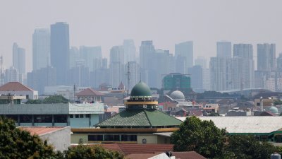印尼首都雅加达气污染严重，上空一片灰蒙蒙。（图取自路透社）