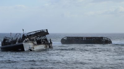 野火摧毁了夏威夷毛伊岛历史名镇拉海纳，烧焦的船只漂浮在海上。（图取自夏威夷土地及自然资源部/路透社）