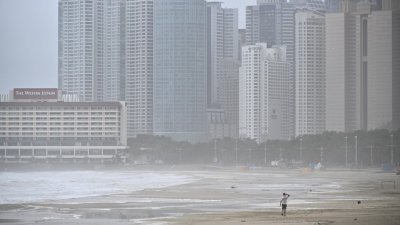 周四在韩国东南部港口城市釜山的台风“卡努”。（图取自法新社）