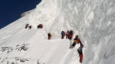 7月27日，一名搬运工雪巴因受伤倒在K2峰半路上，但一支50人登山团队为了攻顶，未伸出援手，甚至直接跨过该名雪巴人的身体，让他最终惨死在K2峰上。
