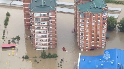 周六发布的视频截图显示，在俄罗斯乌苏里斯克市一座大坝决堤后，救援人员出动充气船疏散灾民。（图取自俄罗斯紧急事务部/路透社）
