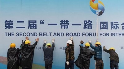 图为2019年在北京，工人在整理第二届一带一路国际合作高峰论坛的宣传板。（法新社档案照）