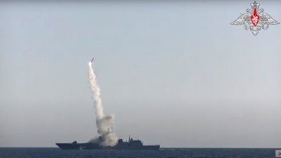 2019年7月19日，俄罗斯官方发布的视频截图显示，“锆石”高超音速巡航导弹从白海的“戈尔什科夫海军上将”号导弹护卫舰发射。（图取自俄罗斯国防部/路透社档案照）