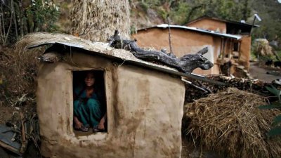 尼泊尔的“月经禁忌”观念在长达几个世纪以来，认为女性在月经期间是不洁净和不可接触的。女性生理期期间，被禁止从事多项活动，晚上必须睡在远离住家的小屋内。（路透社）