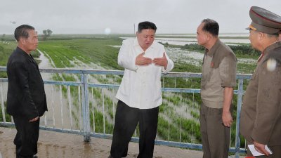 朝鲜官媒周一发布照片，最高领导人金正恩考察了江原道安边郡梧溪里一带台风受灾现场，并指导救灾工作。（图取自朝中社/路透社）