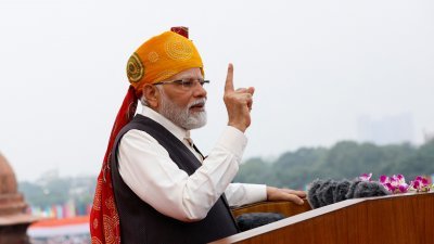 印度独立77周年纪念日庆祝活动周二在德里历史悠久的红堡举行，总理莫迪在活动上向全国发表讲话。（图取自路透社）