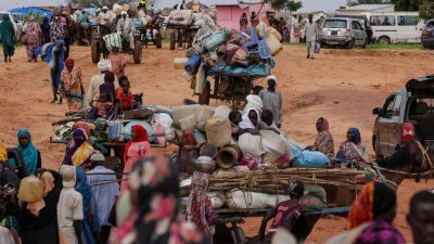 乍得搬运车车主在阿德雷穿越苏丹和乍得边境，为逃离冲突的苏丹人载送物品。（路透社档案照）