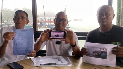 班达阿末（中）陪同渔民召开新闻发布会，申诉新加坡执法船只撞毁捕虾网，并展示事发图片及视频。
