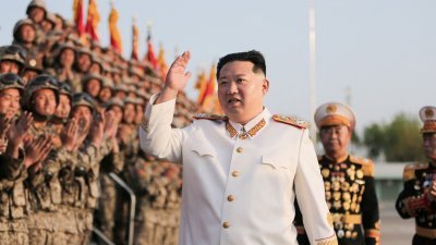 朝中社去年4月29日发布这张未注明日期的照片中，朝鲜最高领导人金正恩出席纪念朝鲜人民革命军成立90周年的阅兵式。（图取自朝中社/路透社）