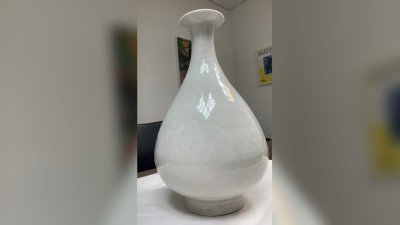 寻回的花瓶属被鉴定为中国明朝永乐年间文物，估值200万英镑。（图取自https://news.met.police.uk/）