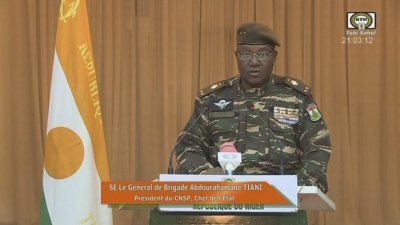 发动政变的尼日尔军人领袖阿布德拉马内发表电视讲话称，政变的目标并非夺权，政权过渡期不会超过3年，但若遭到袭击，后果就不会那么简单。（图取自法新社）