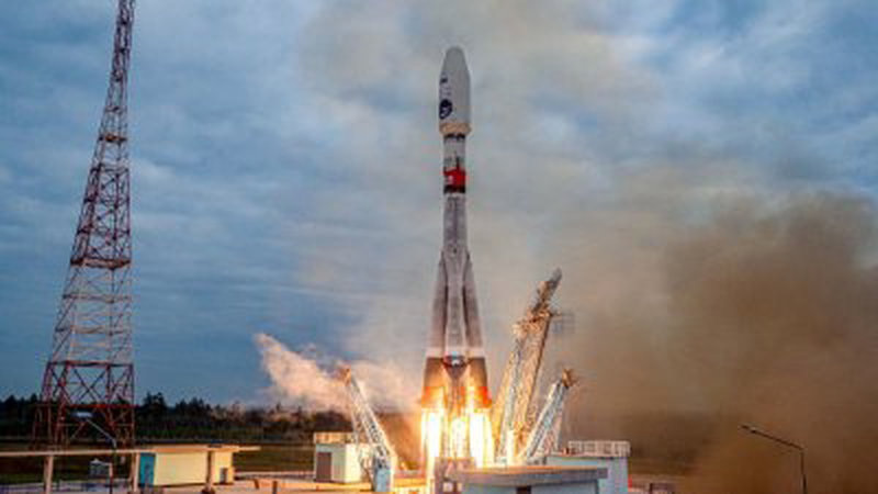8月11日，搭载“月球-25”号探测器的“联盟-2.1b”运载火箭从俄远东地区的东方航天发射场发射升空。（图取自俄罗斯国家航天集团/法新社）