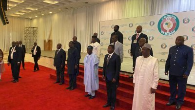 尼日利亚总统蒂努布于8月10日在尼日利亚阿布贾举行的西非国家经济共同体会议前，与其他西非领导人合影。（图取自路透社）