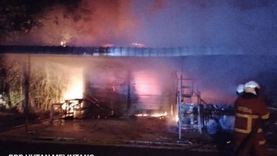 半港双溪泗汶3间店铺遭火魔光顾，结果被烧毁。（图由消拯局提供）