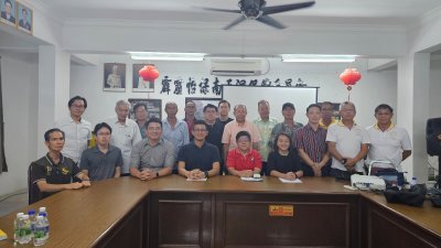 陈家兴（坐者左4）与怡保岩洞临时委员会会晤，以解释州政府合法化庙宇土地的决定。