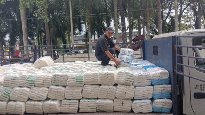 峇都古劳一间商店未持销售统制品执照，结果5414公斤白糖遭充公。