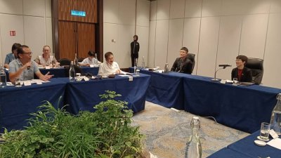 中国驻亚庇总领事黄世芳（中）与亚庇媒体代表交流，右2为亚庇新闻从业员协会主席吴健强。
