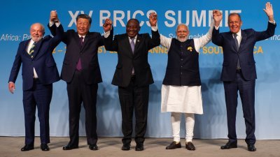巴西总统卢拉（左起）、中国国家主席习近平、南非总统拉马福萨、印度总理莫迪和俄罗斯外交部长拉夫罗夫当地时间周三在金砖峰会上合影留念。（图取自路透社）