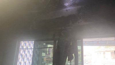 警局局长办公室的冷气机，不知何故突然起火，导致天花板被烧至焦黑。