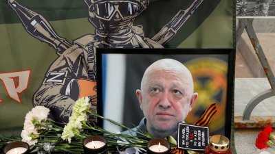 俄罗斯首都莫斯科一处悼念地点，放置了普里戈任的肖像，让民众前往致敬。（图取自路透社）