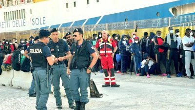 意大利当局已经开始转移大部分非洲难民。（图取自il Giornale.it网站）