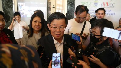 曹观友（中）不愿透露新一届槟州立法议会议长是否仍是刘子健。