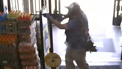 闭路电视显示，枪手帕尔米特进入一间平价连锁商店射杀3名非裔民众。（图取自路透社）