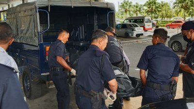 警方在亚庇国际机场辅警室案发现场展开彻底的调查后，将死者遗体抬上警车，送往伊丽莎白医院停尸房。