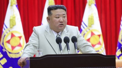 朝鲜最高领导人金正恩周一在“海军节”之际，前往朝鲜海军司令部发表庆祝演讲。（图取自朝中社/法新社）
