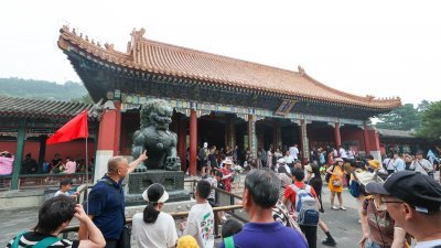 8月9日，北京颐和园内游客众多。进入暑期以来，北京各大主要景区迎来旅游热潮。（图取自中新社）
