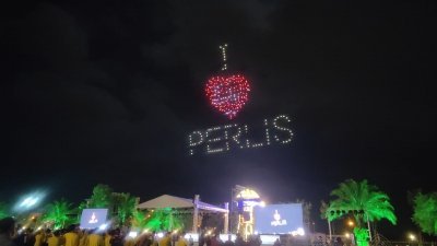 350台无人机组合在夜空中呈现I Love Perlis（我爱玻璃市）的图形字样。