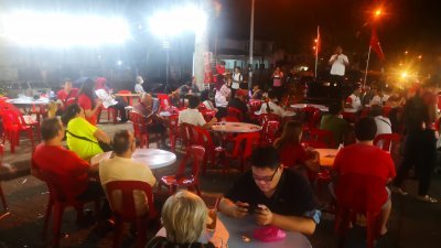 国庆日前夕，希盟在埔莱选区的华人大票仓武吉英达花园举办咖啡店论坛，为希盟候选人苏海占拉票，惟现场出席反应并不热烈。