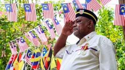 退伍军人法塔哈慕比27年来，每逢国庆期间，都会在住家及爱车挂上满满的国州旗。（马新社）
